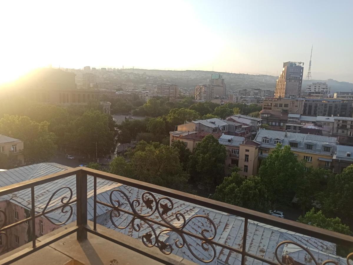 Красивая, Просторная Квартира В Самом Центре Еревана, Рядом С Оперным Театром. 耶烈万 外观 照片